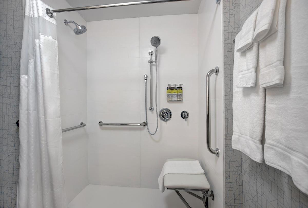 Holiday Inn Express - Milwaukee Downtown, an IHG Hotel - Housity