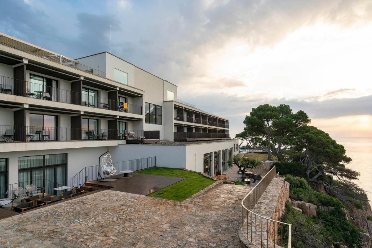 un hotel con vistas al océano en Parador de Aiguablava, en Begur