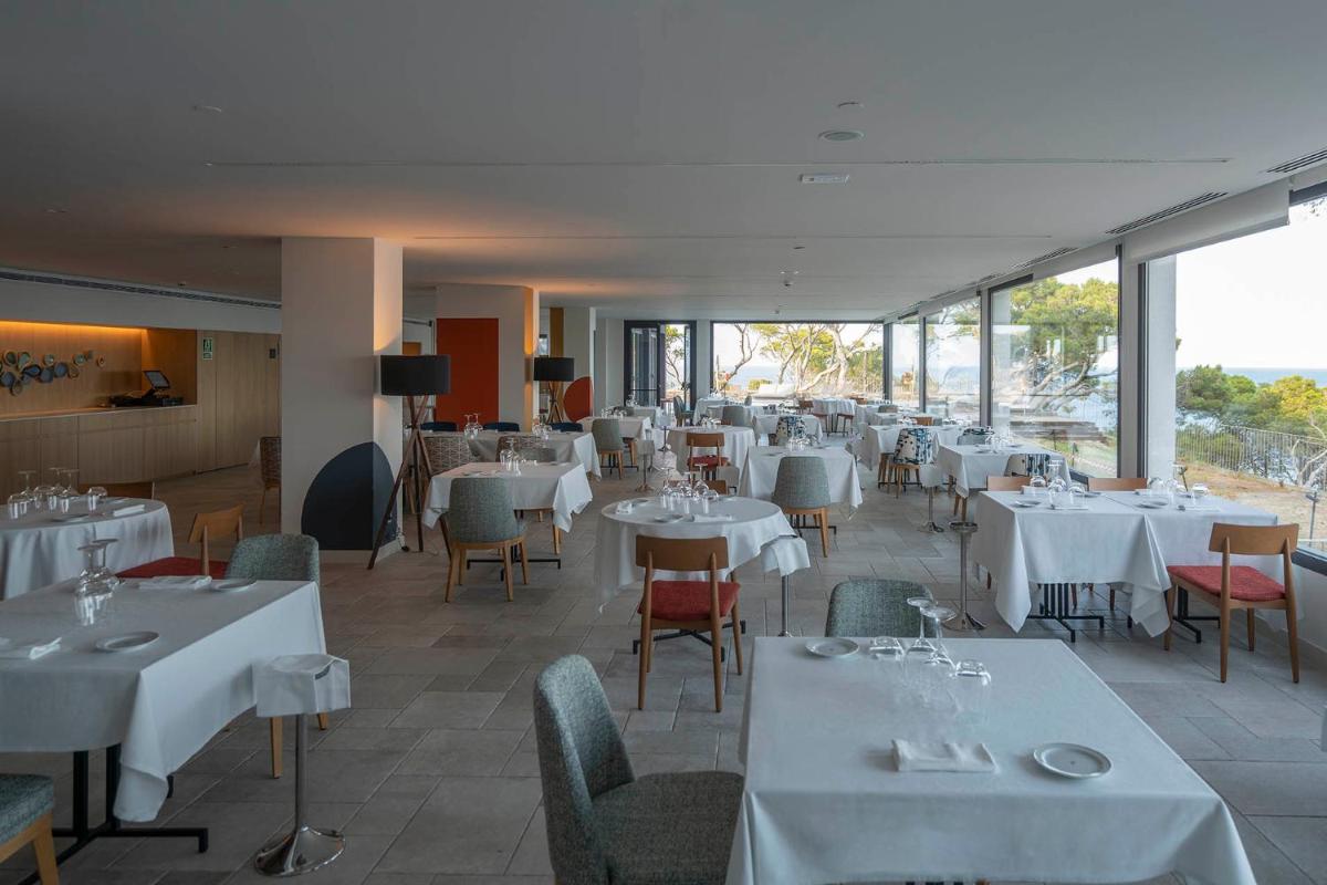 Un restaurante o sitio para comer en Parador de Aiguablava