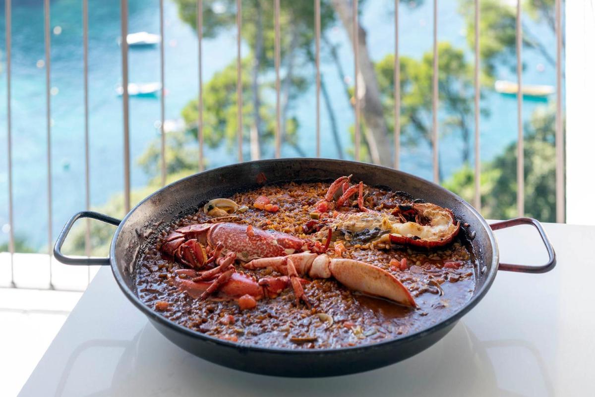 Comida en o cerca de este hotel