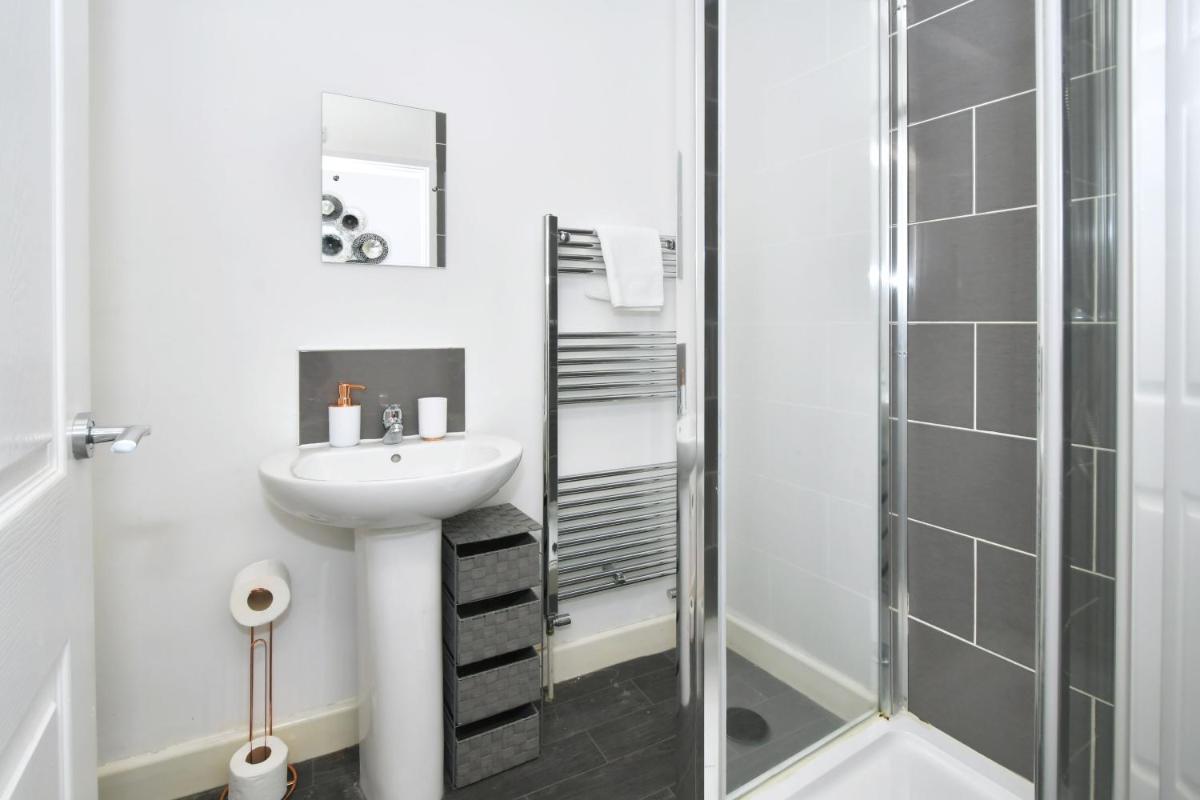 Mayer House by YourStays, Awesome location for the Theatre, or the Theme Park! Groups BOOK NOW! - Housity