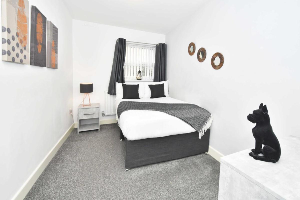 Mayer House by YourStays, Awesome location for the Theatre, or the Theme Park! Groups BOOK NOW! - Housity