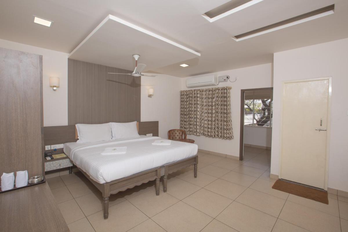 Hotel Sownthariyam - Housity
