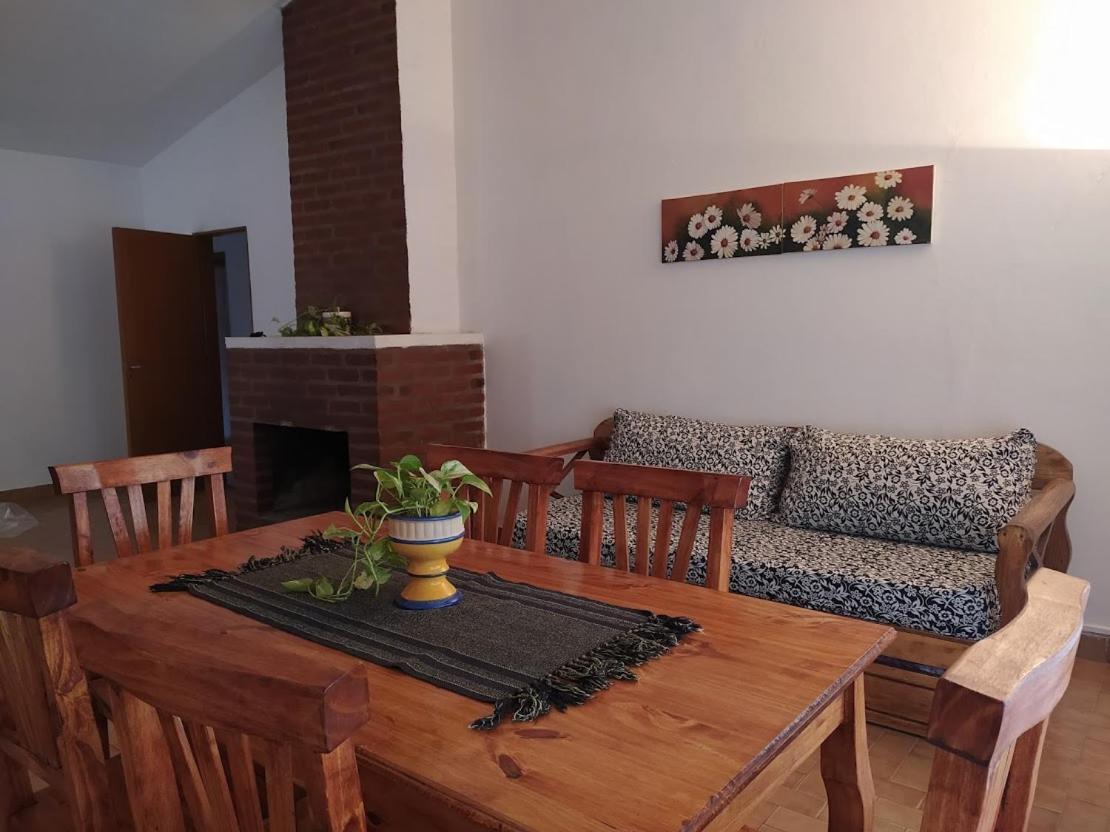 CHALET NATURALEZA - Villa Rumipal - Córdoba - A 50 mts del Lago - Vista al Lago - Housity