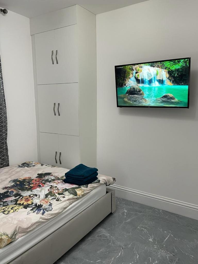 3 Bedroom Whalley Aparthotel - Housity
