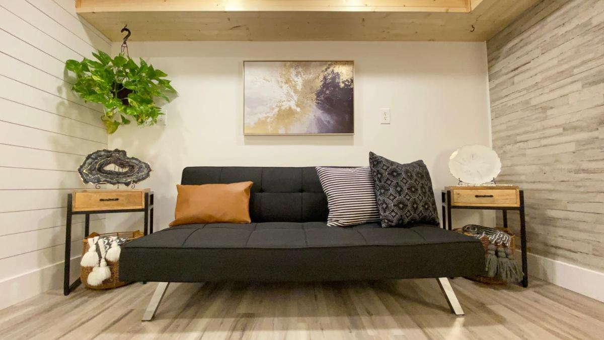 Modern 2 bedroom private suite near Pisgah & DuPont Forests - Housity