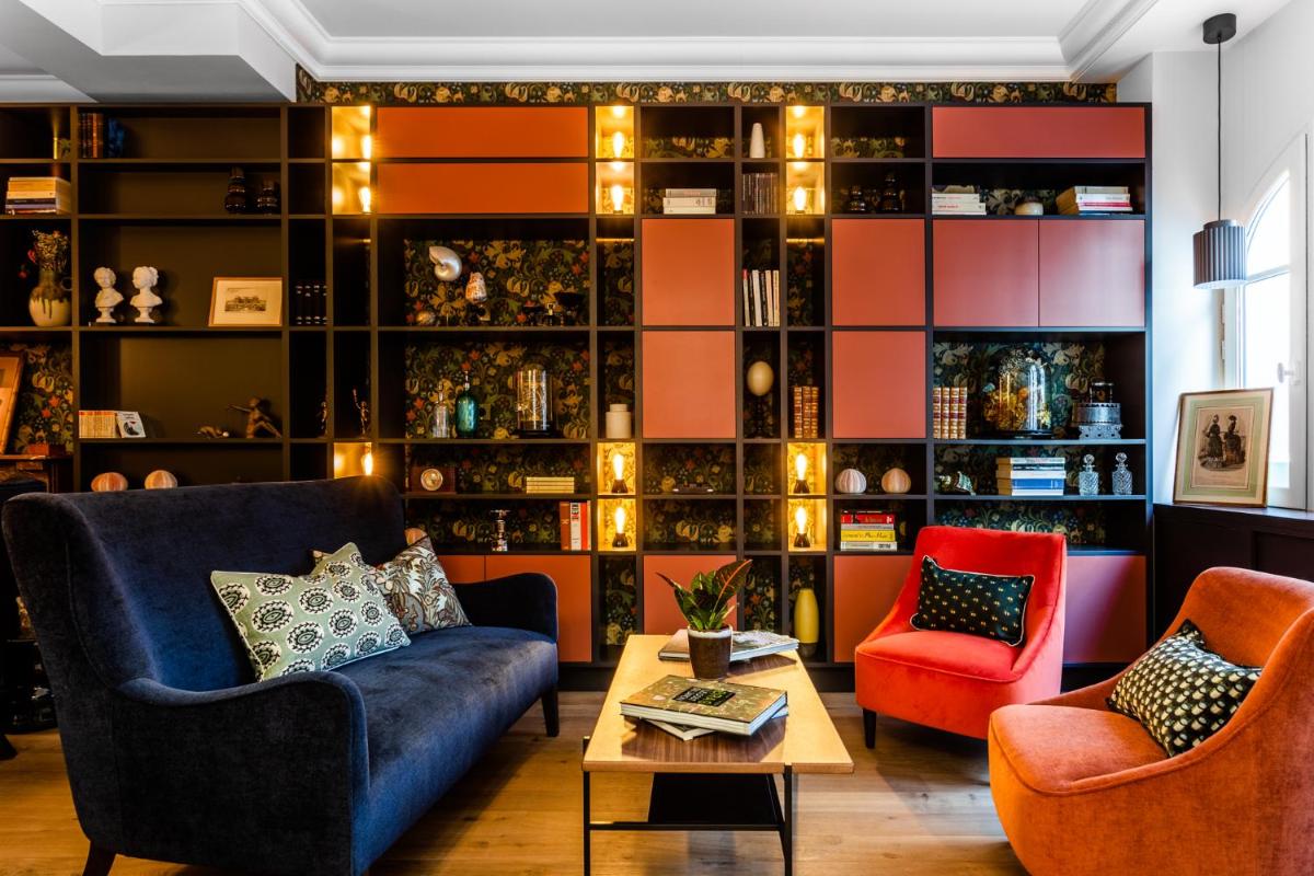 un salon avec deux chaises et une table dans l'établissement Bonsoir Madame, à Paris un salon avec deux chaises et une table dans l'établissement Bonsoir Madame, à Paris