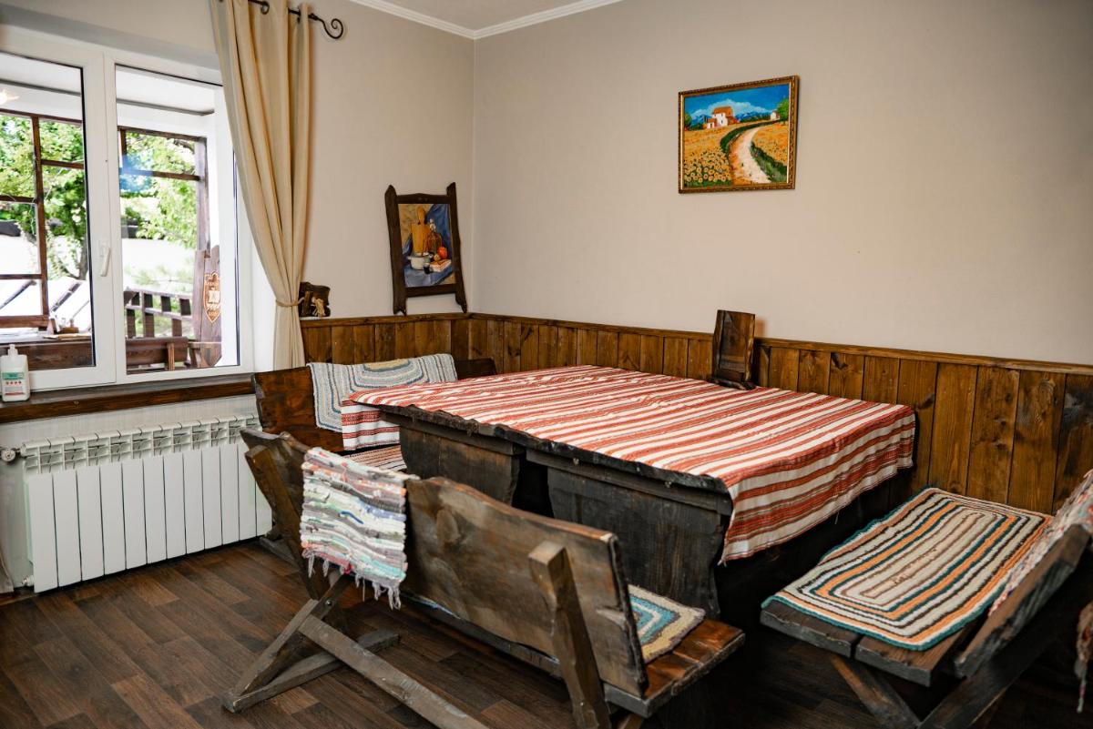 Dniprovskiy Dvir - Housity