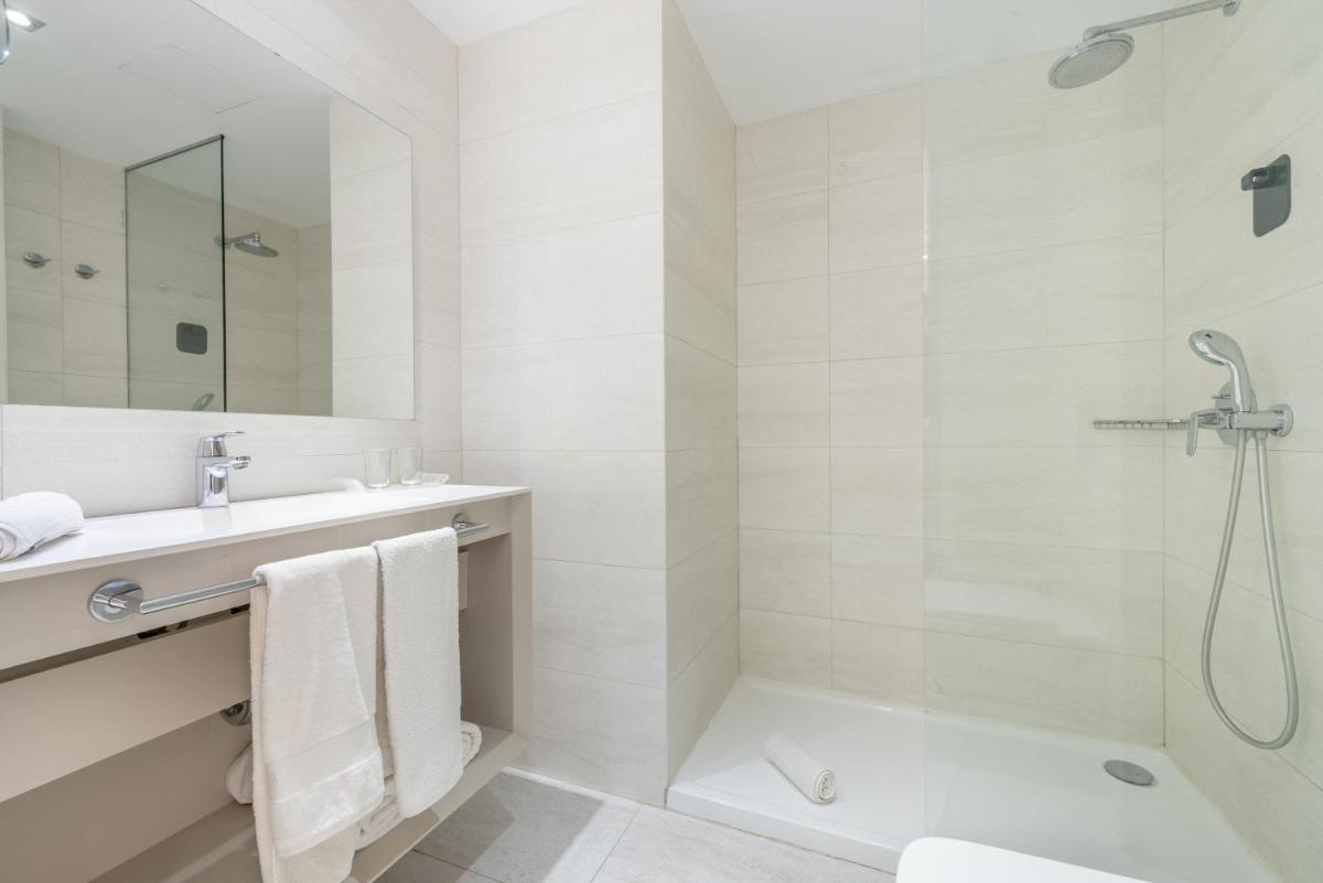 Un baño de Kyrat Amarac - Adults Only
