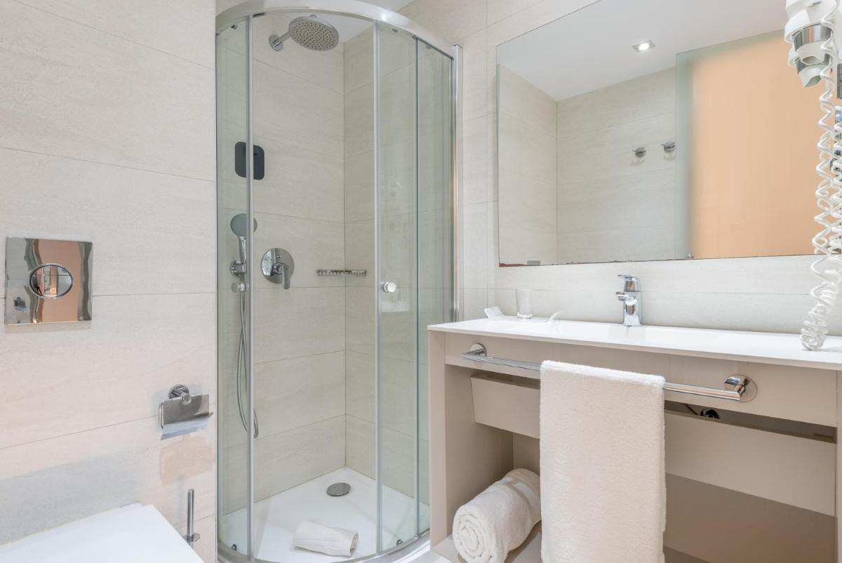 Un baño de Kyrat Amarac - Adults Only