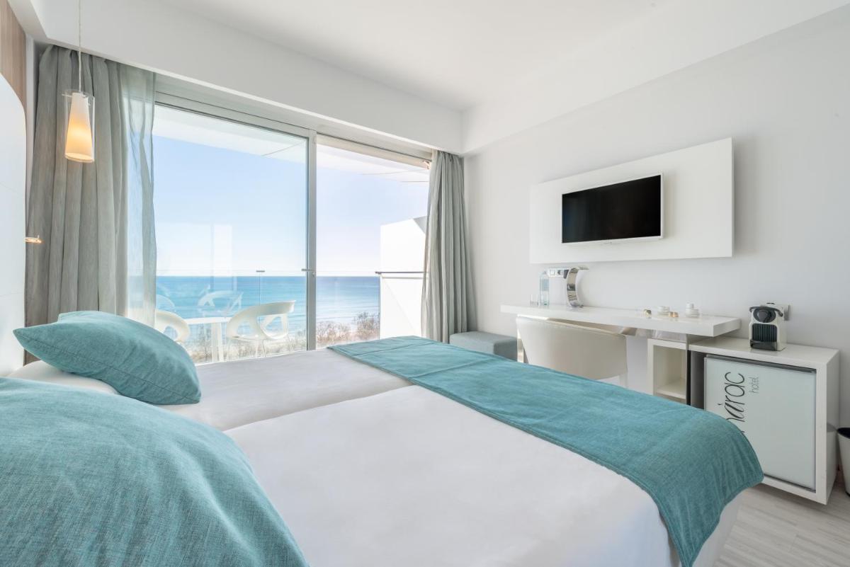 Un dormitorio con una cama grande con vista al mar. en Kyrat Amarac - Adults Only, en Cala Millor 30 fotos más