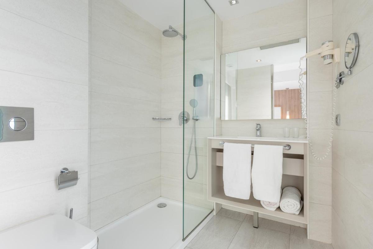 Un baño de Kyrat Amarac - Adults Only