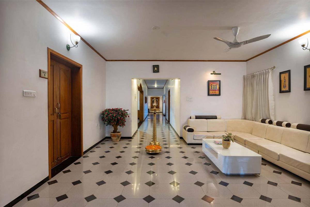 Suitetrails - StayVista at Dwaraka Inn Pvt Pool, Gym & Pool Table