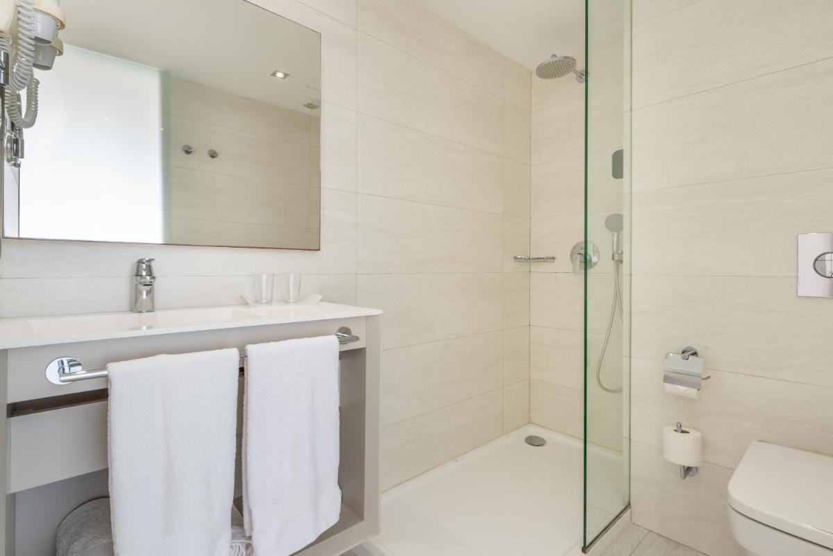 Un baño de Kyrat Amarac - Adults Only
