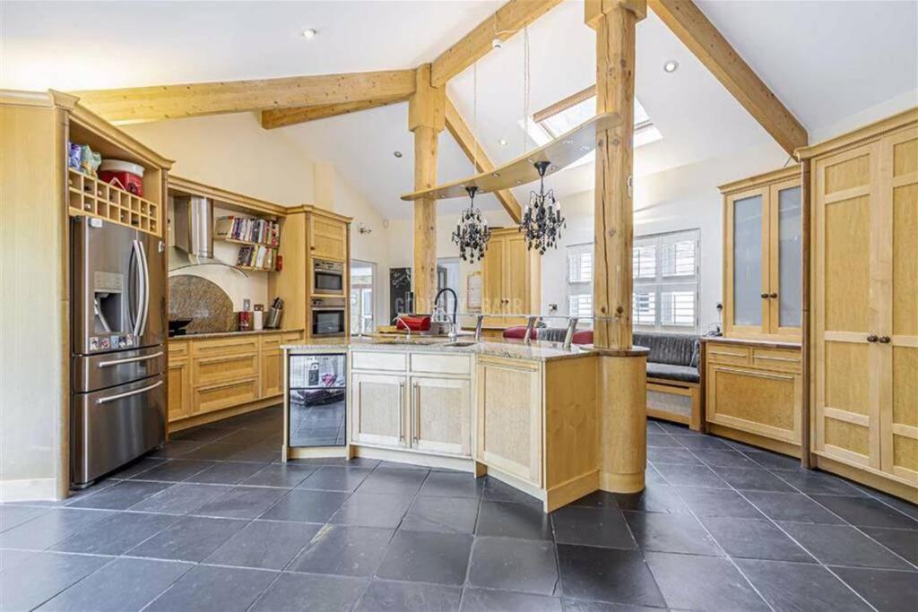 Large luxurious character house with indoor pool - Housity