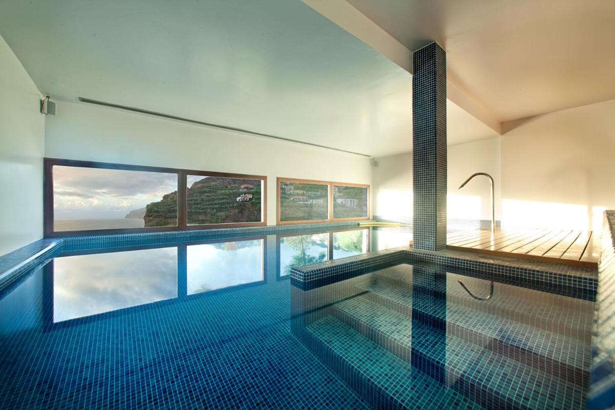 uma casa com piscina com banheira em Estalagem Da Ponta Do Sol em Ponta do Sol