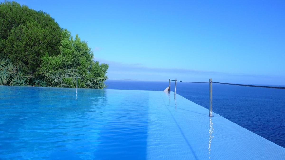 uma piscina no meio do oceano em Estalagem Da Ponta Do Sol em Ponta do Sol