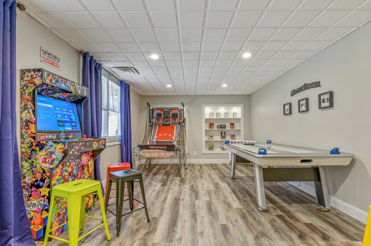 5BR With Movie & Game Rooms Near LakePoint PBR - Housity