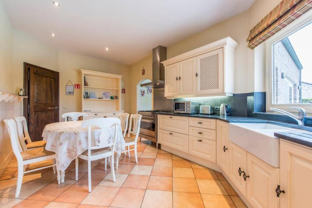 Villa with heated swimming pool, sauna and garden - Housity