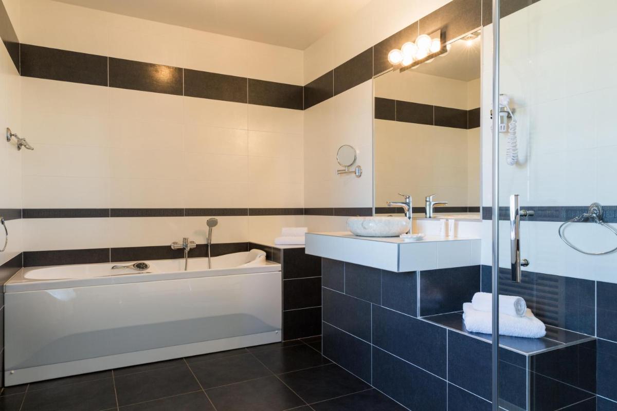 Salle de bains dans l'établissement Le Logis du Péré
