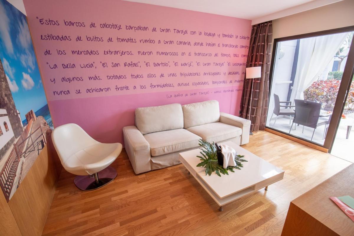 Zona de estar de R2 Romantic Fantasia Suites - Adults Only