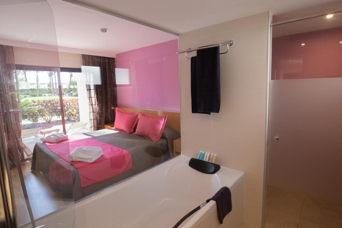 Cama o camas de una habitación en R2 Romantic Fantasia Suites - Adults Only