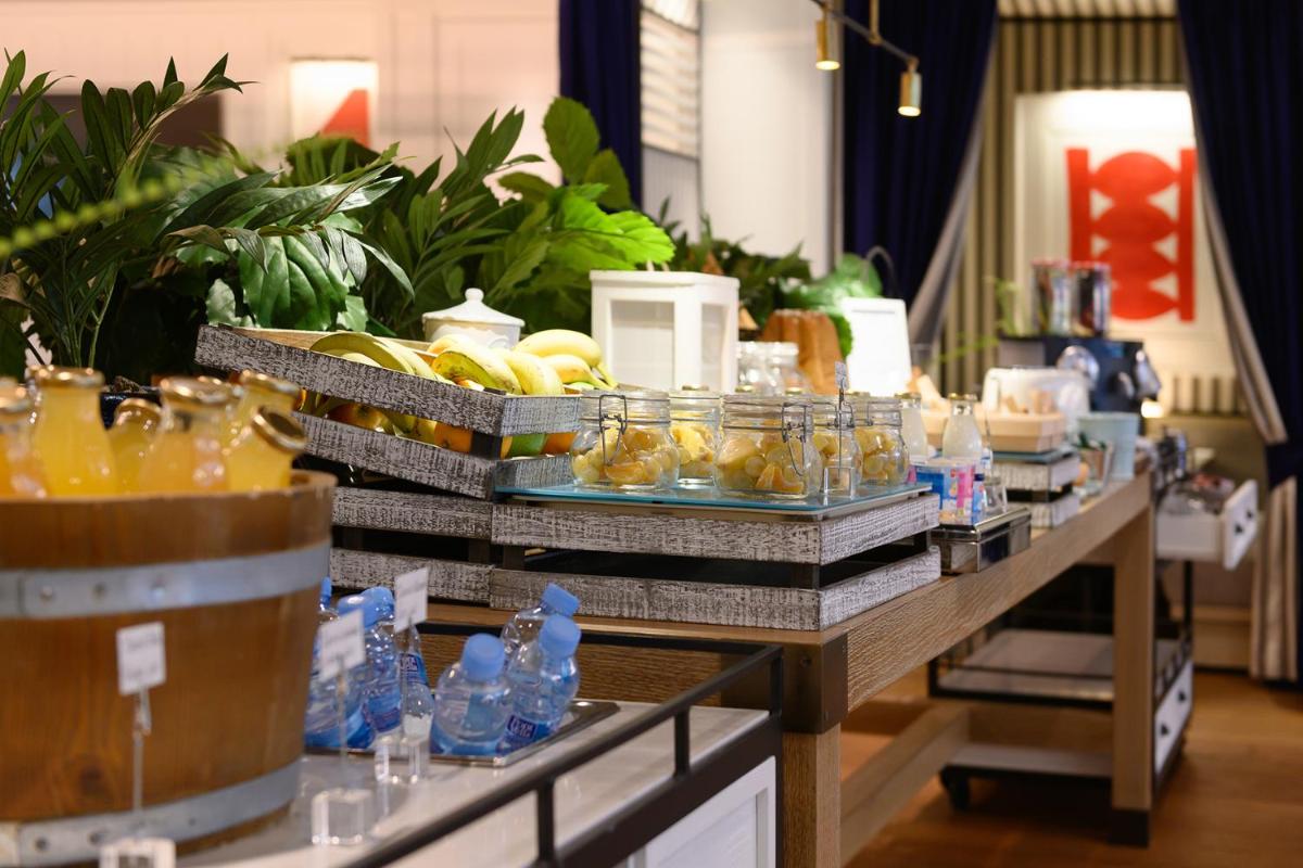 Comida en o cerca de este hotel