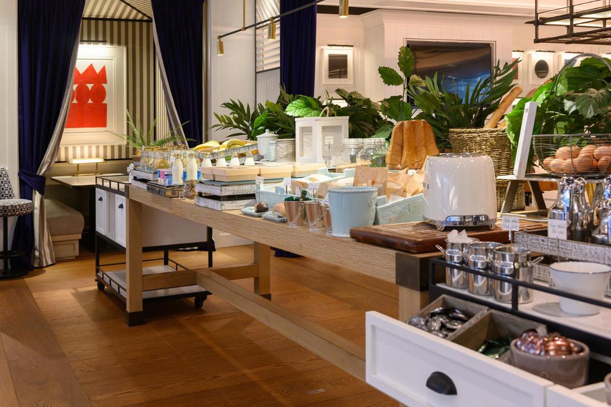 Comida en o cerca de este hotel