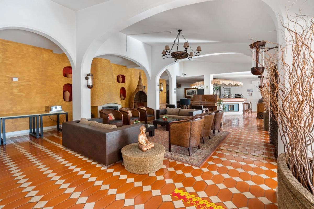 Uma área de estar em Cerro Da Marina Hotel - Adults Only