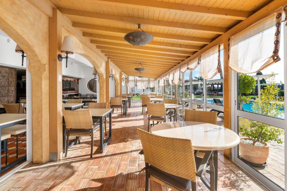 Um restaurante ou outro lugar para comer em Cerro Da Marina Hotel - Adults Only
