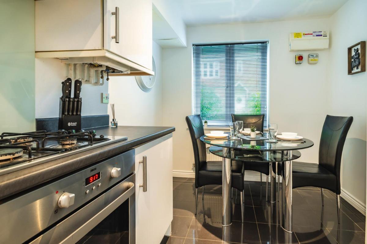 Modern Contractor House & Garden & Free Parking - Housity