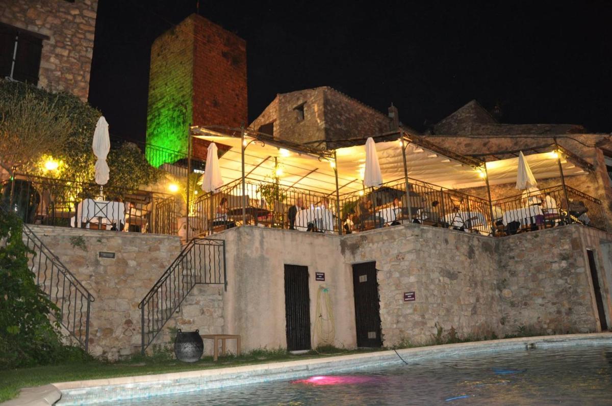 Piscine de l'établissement Le Château d'Argens ou située à proximité
