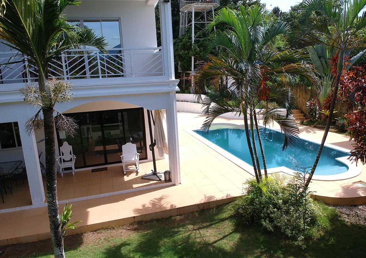 Luxury Villa with Pool in Tropical Garden - Housity