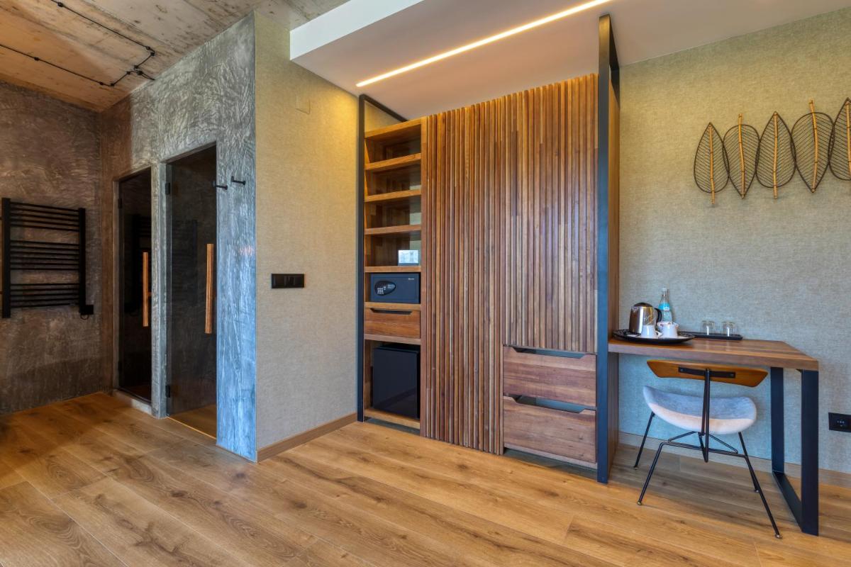 um escritório com uma secretária e uma cadeira em Well Hotel & Spa em Maceira
