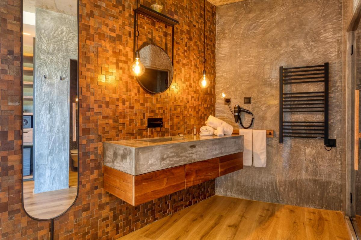 Uma casa de banho em Well Hotel & Spa