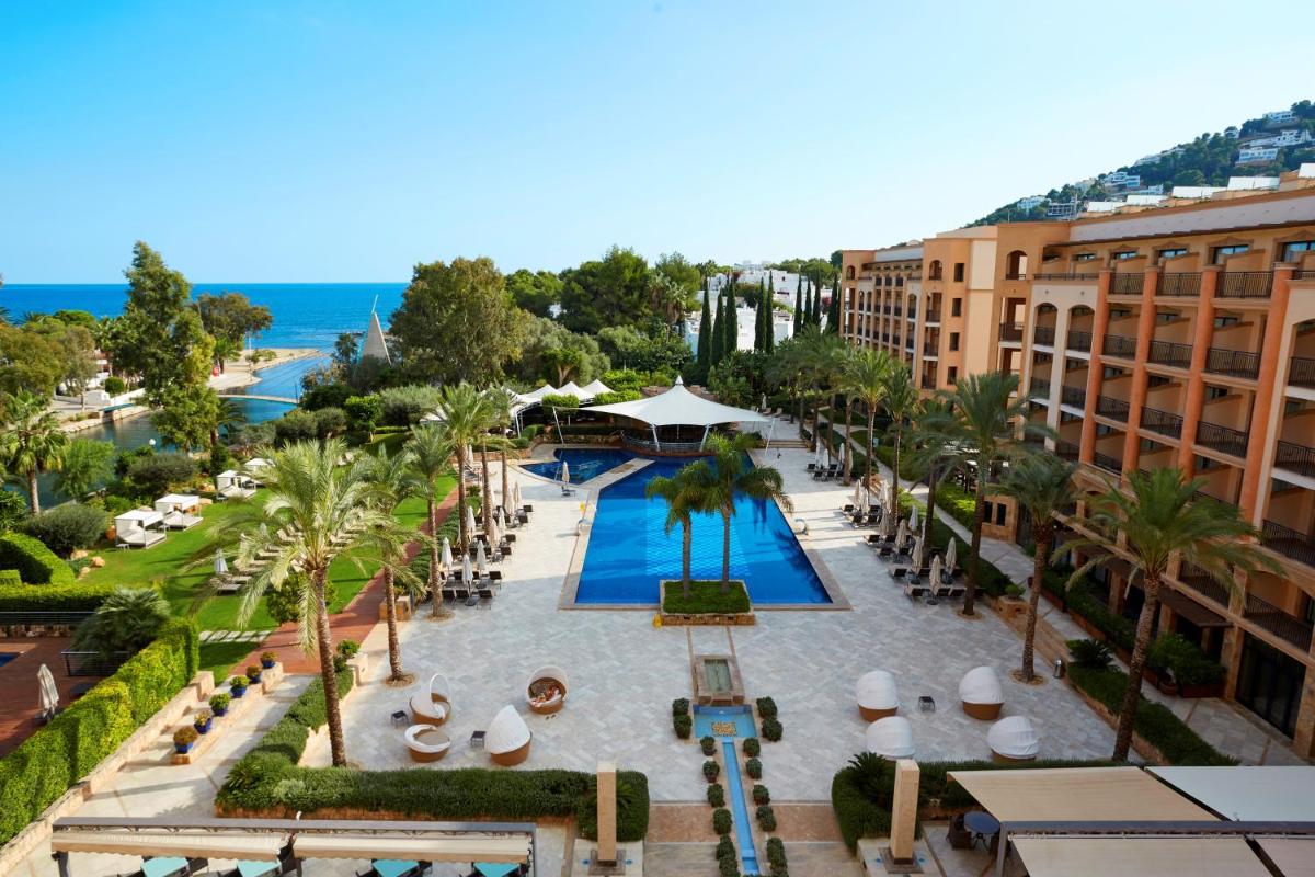 Una vista aérea de un complejo turístico con piscina. en Insotel Fenicia Prestige Suites & Spa, en Santa Eulària des Riu