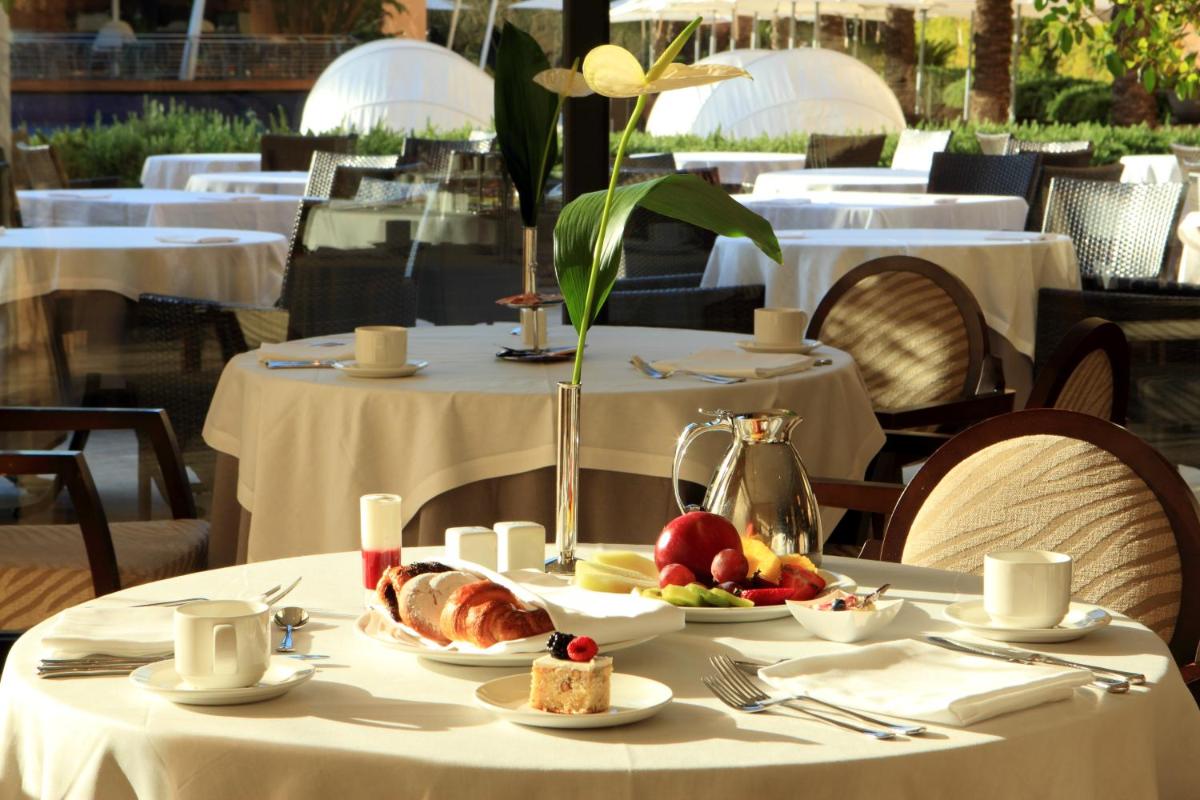Comida en o cerca de este hotel