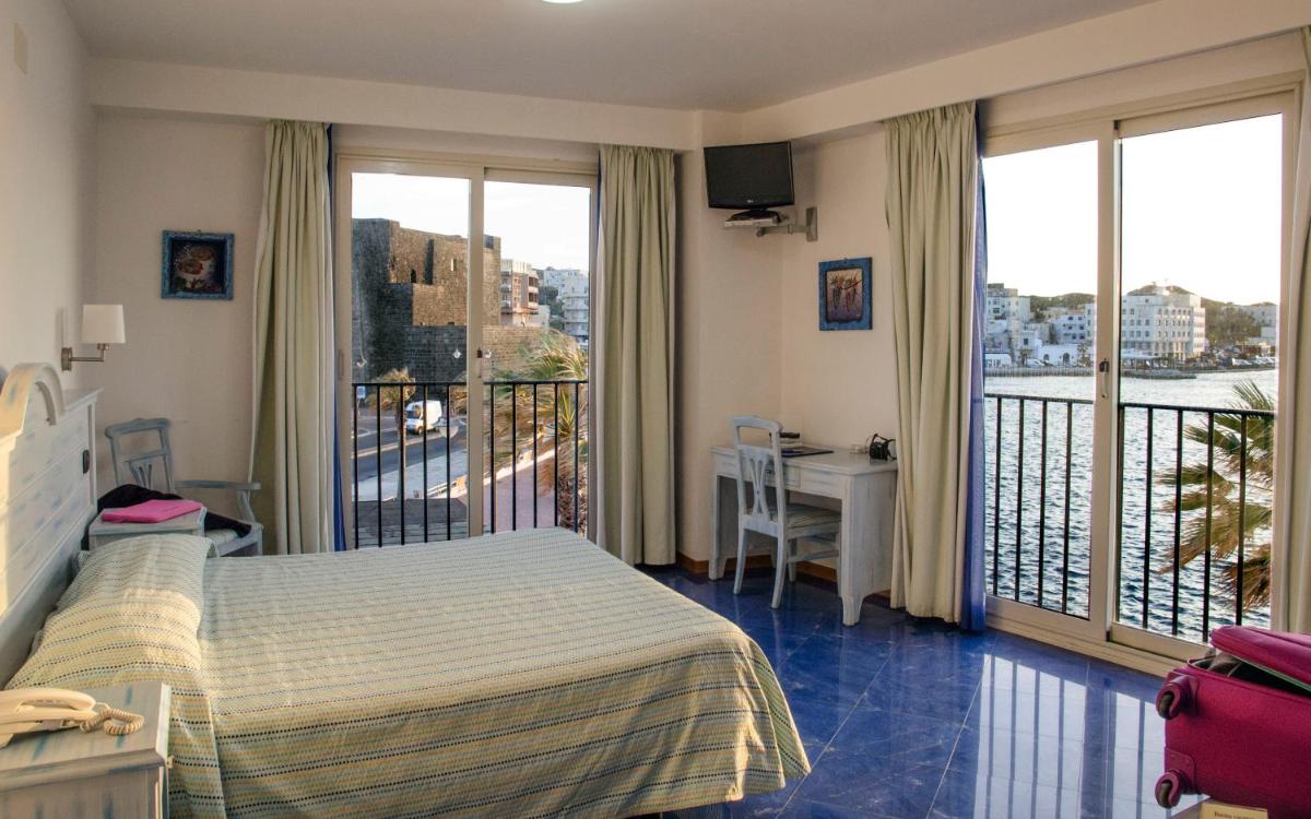 Blue Moon Hotel - Housity