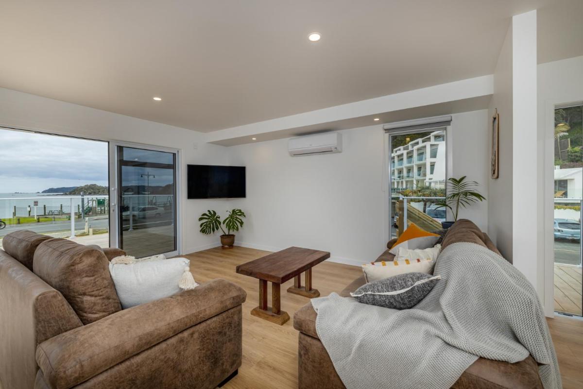 Waterfront Beach House - Paihia Holiday Home - Housity