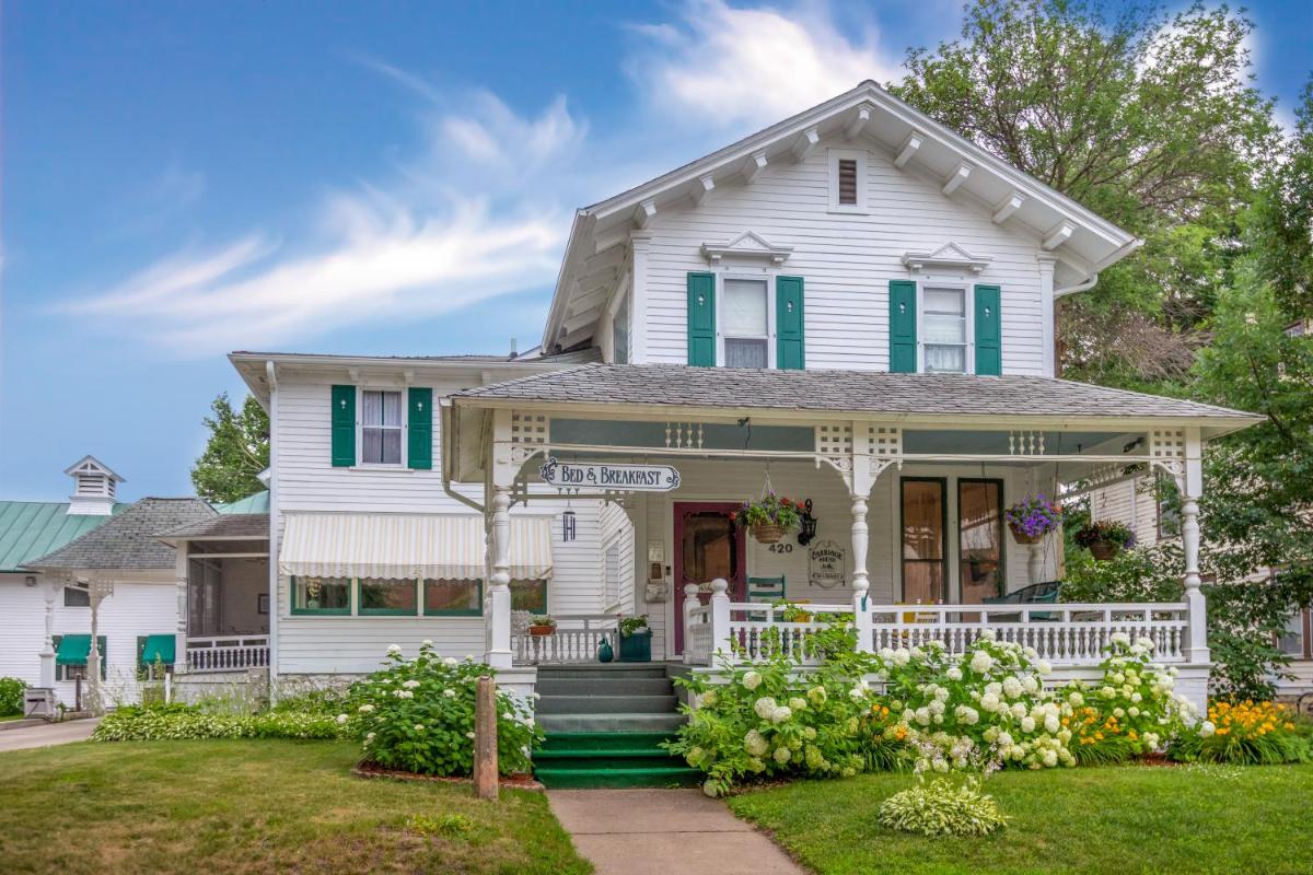 Carriage House Bed & Breakfast - Housity