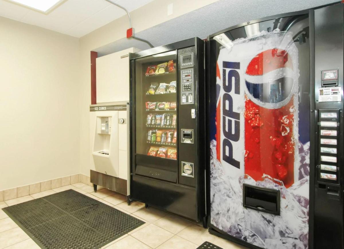 Red Roof Inn Utica - Housity