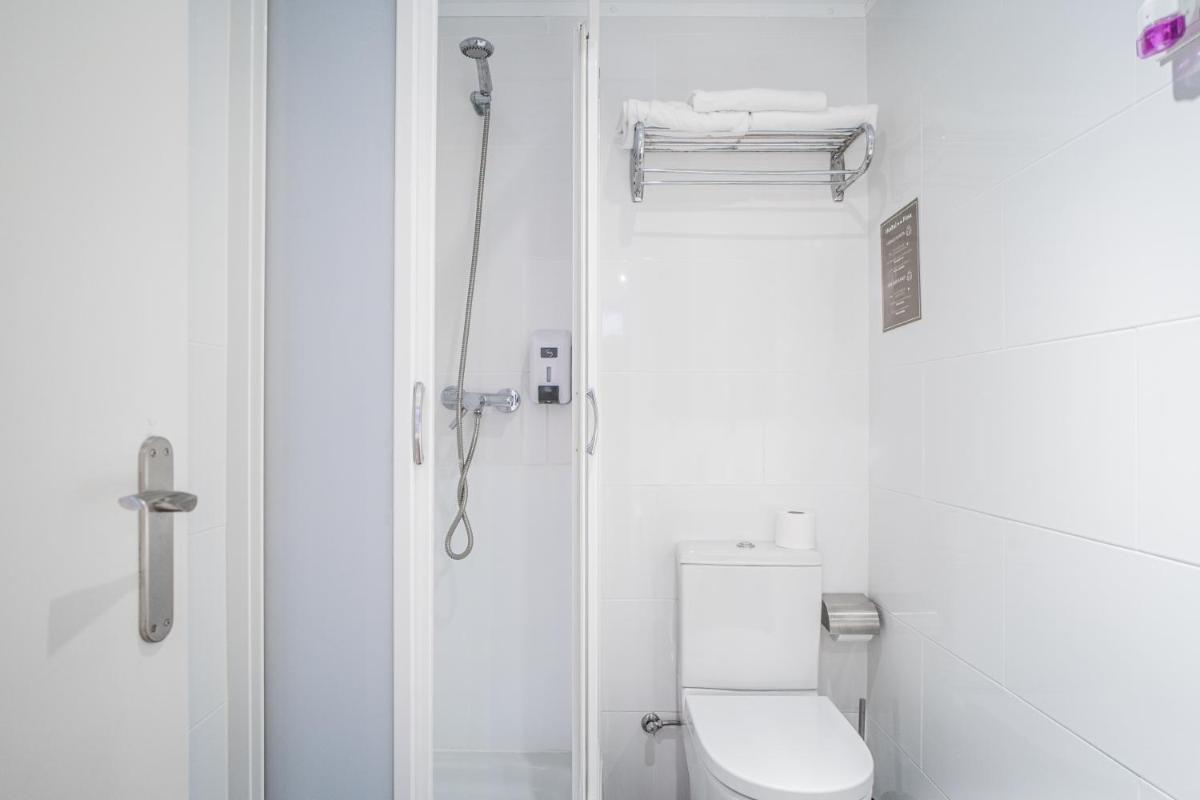 Hostal Fina - Housity