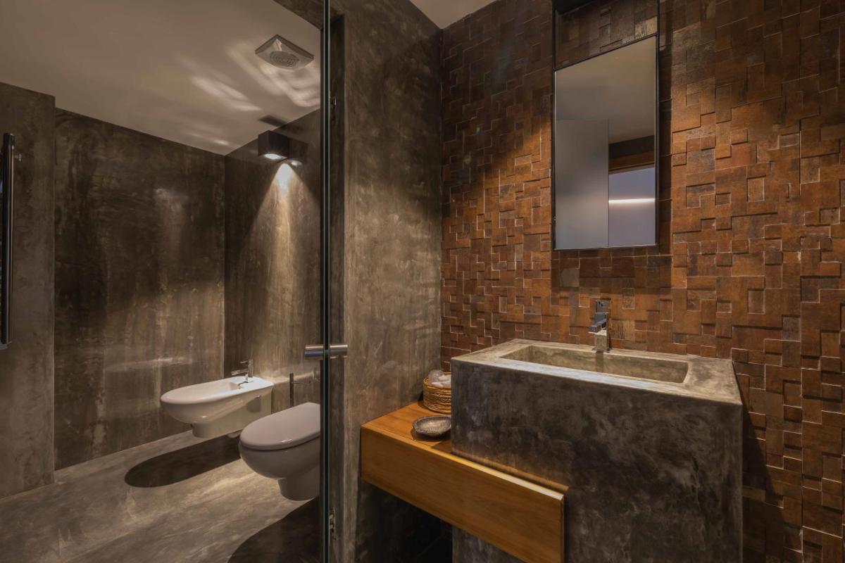 Uma casa de banho em Well Hotel & Spa
