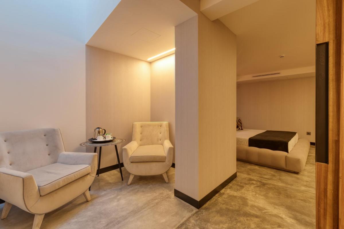 Uma área de estar em Well Hotel & Spa