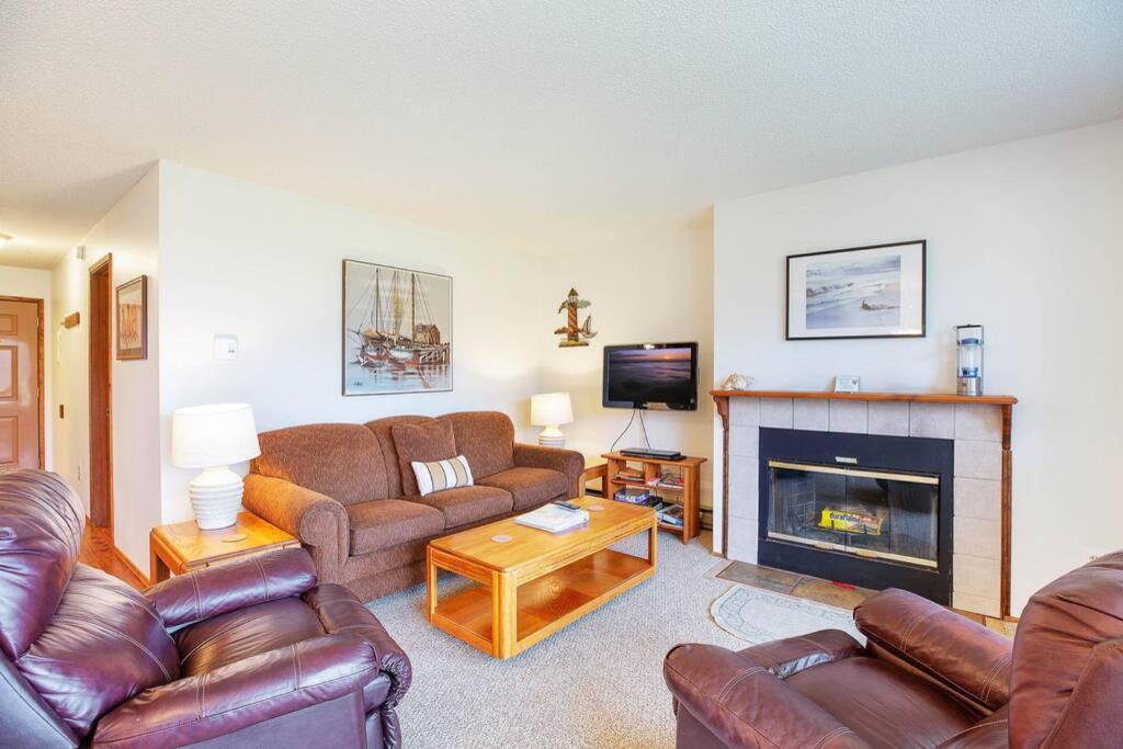Plover Condo - Housity