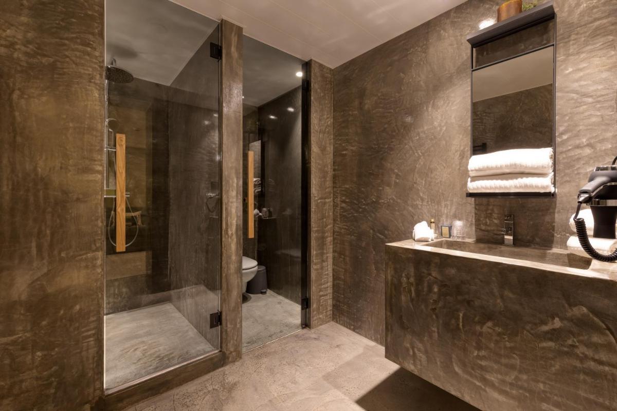 Uma casa de banho em Well Hotel & Spa