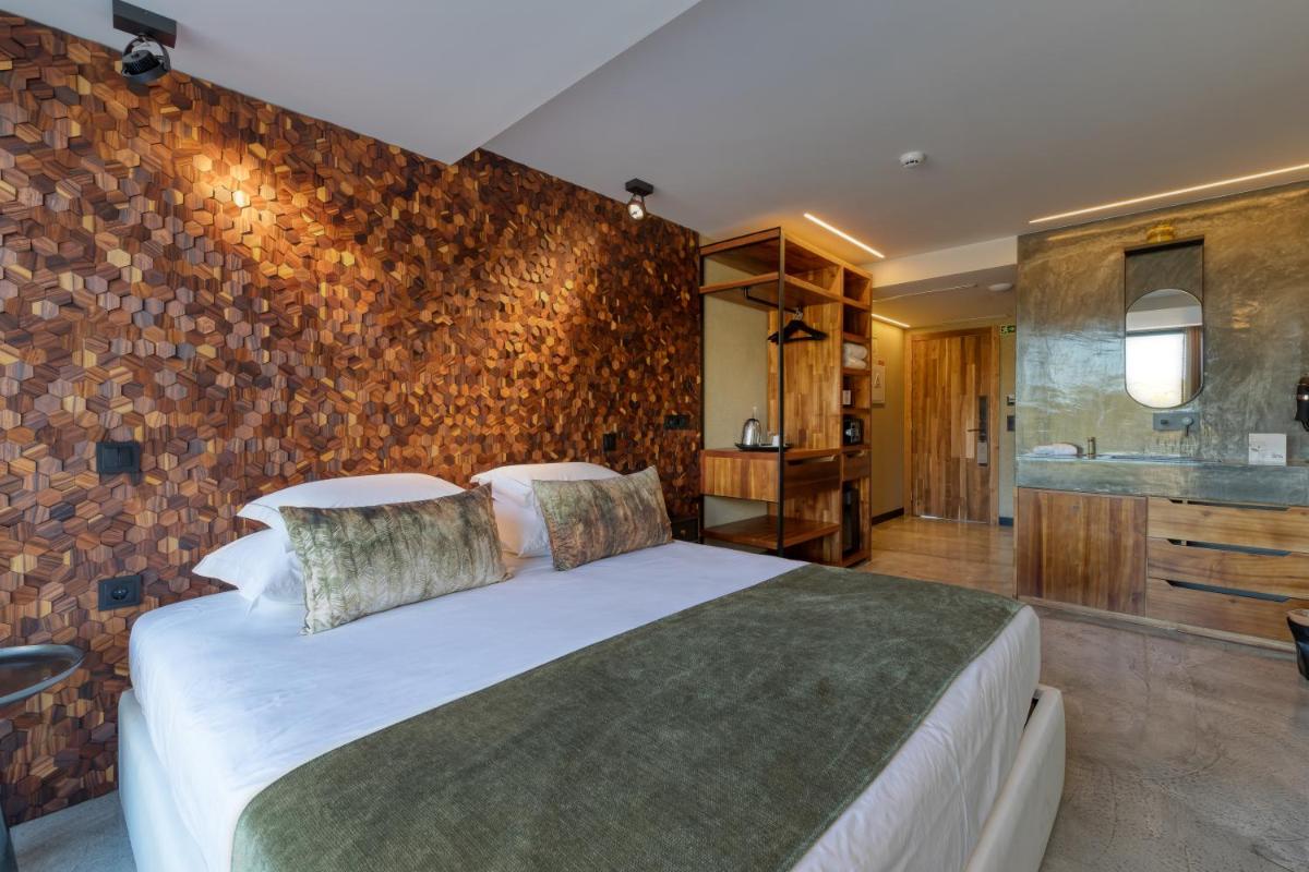 Uma cama ou camas num quarto em Well Hotel & Spa