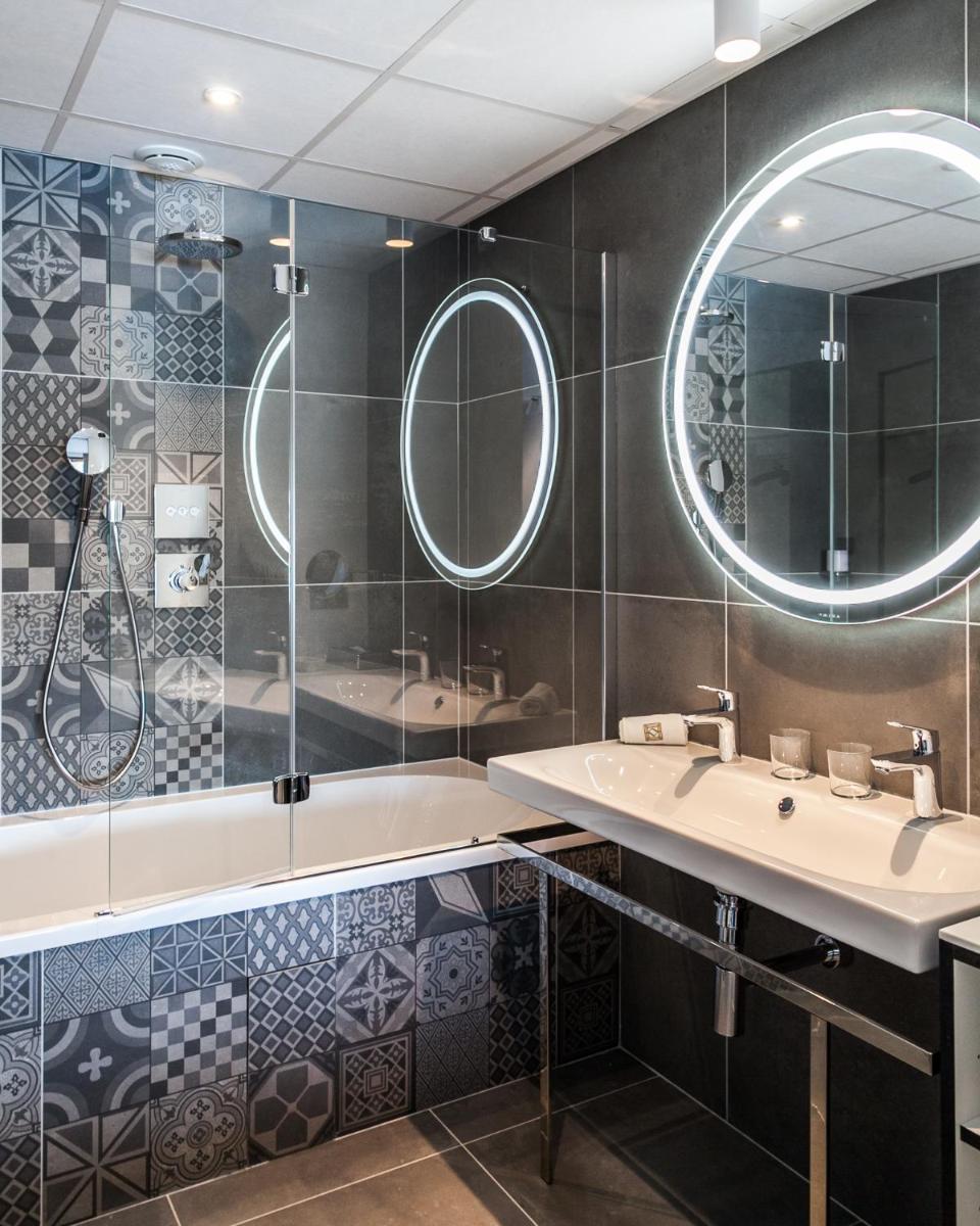Salle de bains dans l'établissement Hôtel & Spa Villa Seren