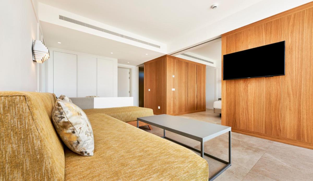 Una televisión o centro de entretenimiento en Insotel Punta Prima Prestige Suites & Spa