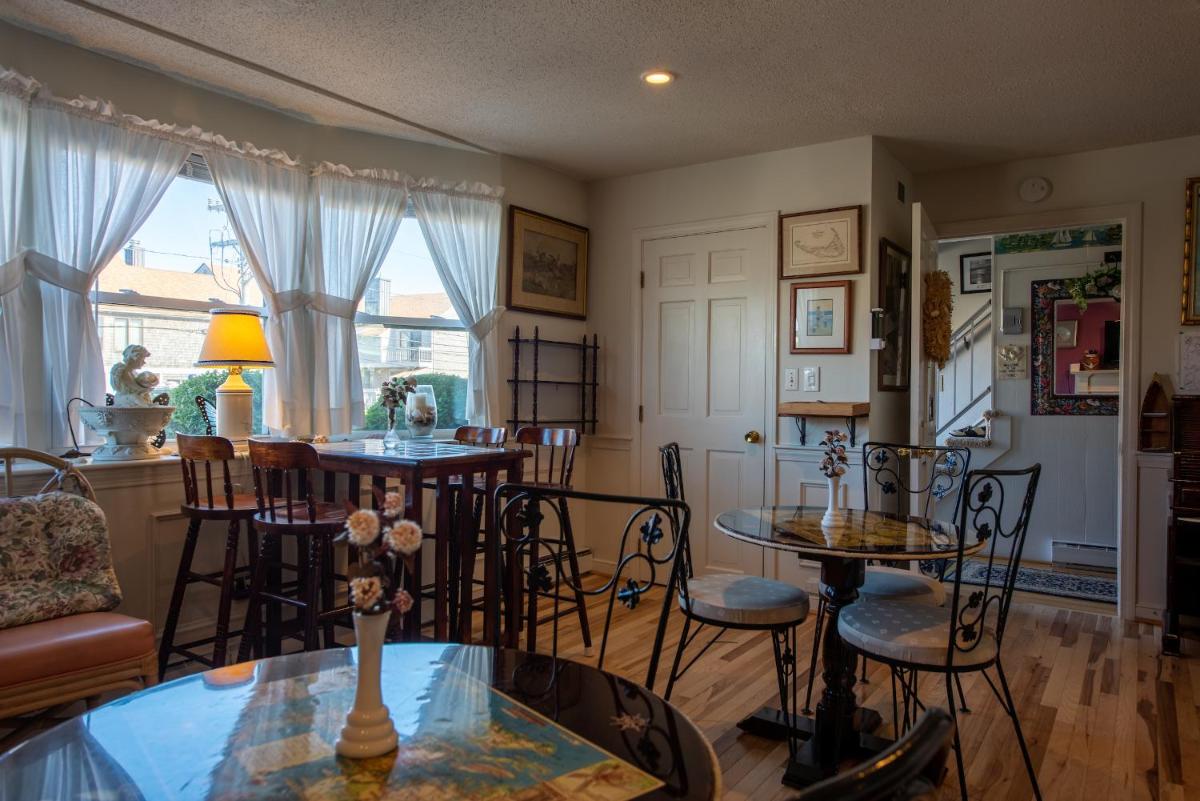A Cape Cod Ocean Manor Inn - Housity